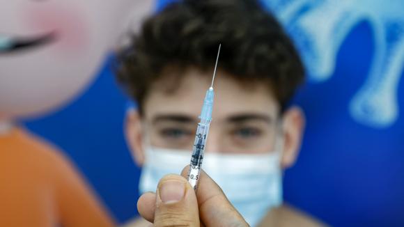 Covid-19 : les ados de plus de 16 ans pourront finalement être vaccinés sans accord parental