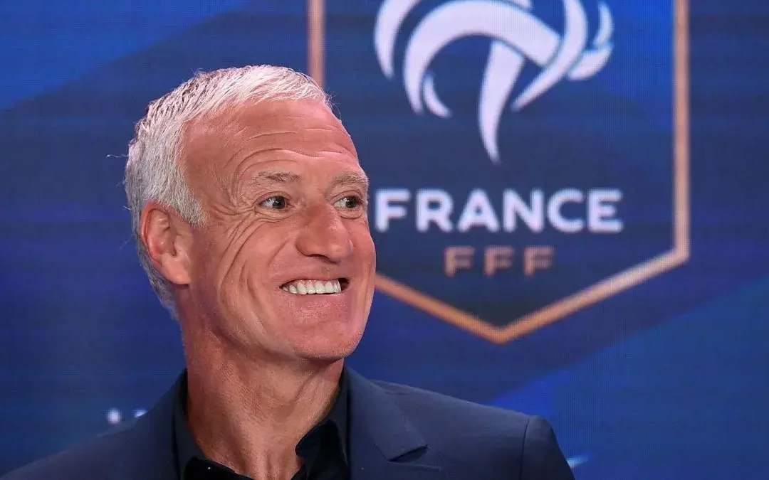 Didier Deschamps félicite ses joueurs de l'équipe de France après leur victoire face à la Finlande