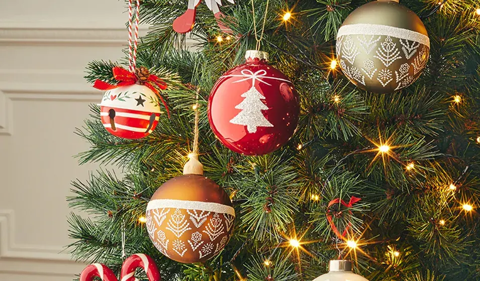 Sapin de Noël parfait : conseils pour une décoration élégante et festive !