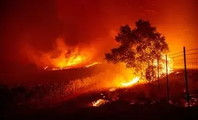 Los Angeles encerclé par des incendies : des milliers d’évacuations