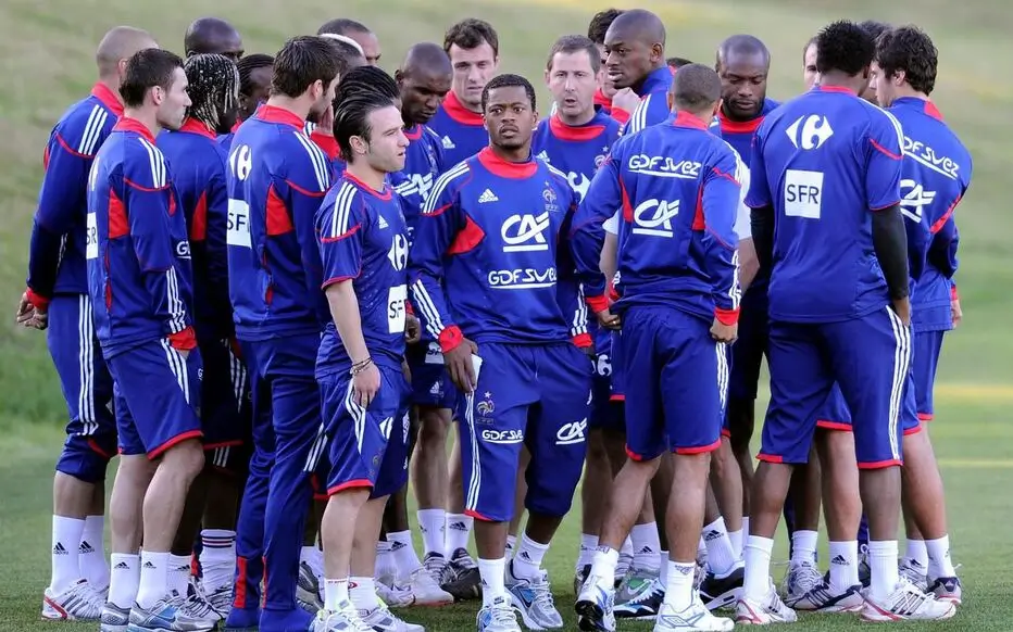 Raymond Domenech dans le documentaire Netflix Bleus en grève sur la crise de Knysna