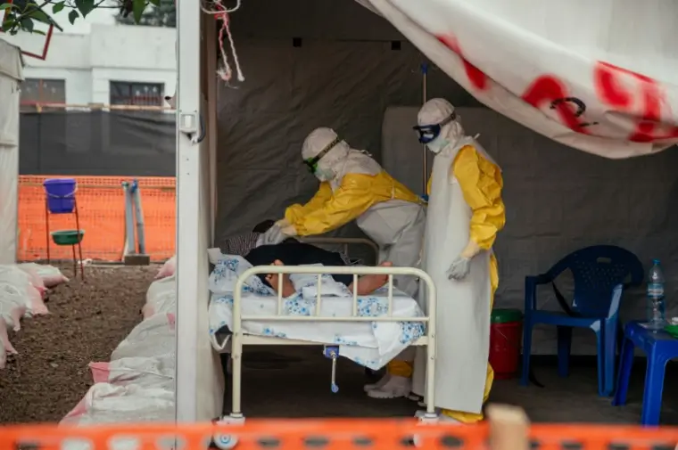 épidémie Ebola Afrique centrale avec soignants en équipement de protection sanitaire