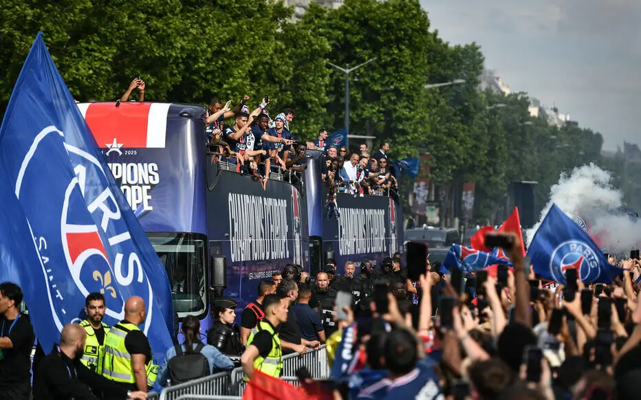 PSG vainqueur Ligue des Champions 2026 avec le trophée après la finale contre Arsenal