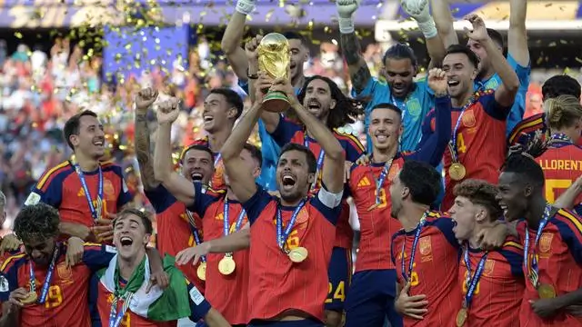 Espagne championne monde 2026 soulevant le trophée après la finale contre l’Argentine